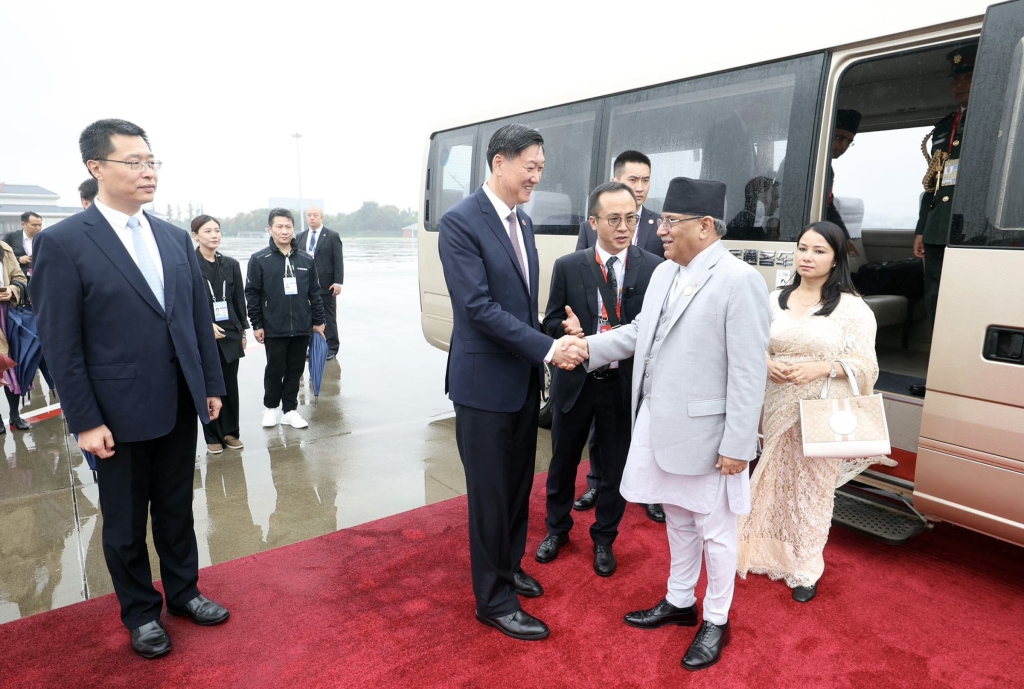 प्रधानमन्त्री दाहाल चीनको हाङ्जाउमा,  उपप्रधानमन्त्री हि ली फाङबाट भव्य स्वागत