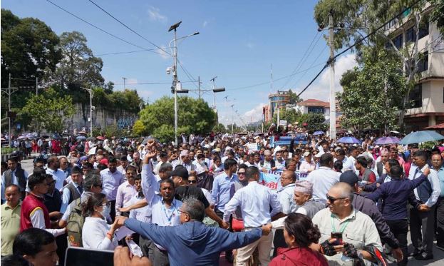 देशभरीका शिक्षकहरु भेला भएर माइतीघरमा विरोध प्रदर्शन