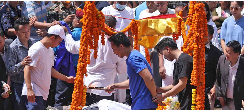 मिङ्सो र सुहाङको नियति, कुशे औंसीको दिन बुबालाई दागबत्ती