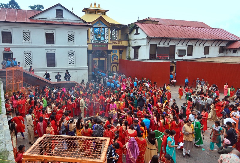 पशुपतिनाथको ढोका बिहान ३ बजेदेखि नै खुला, चार ठाउँबाट लाइनको व्यवस्था