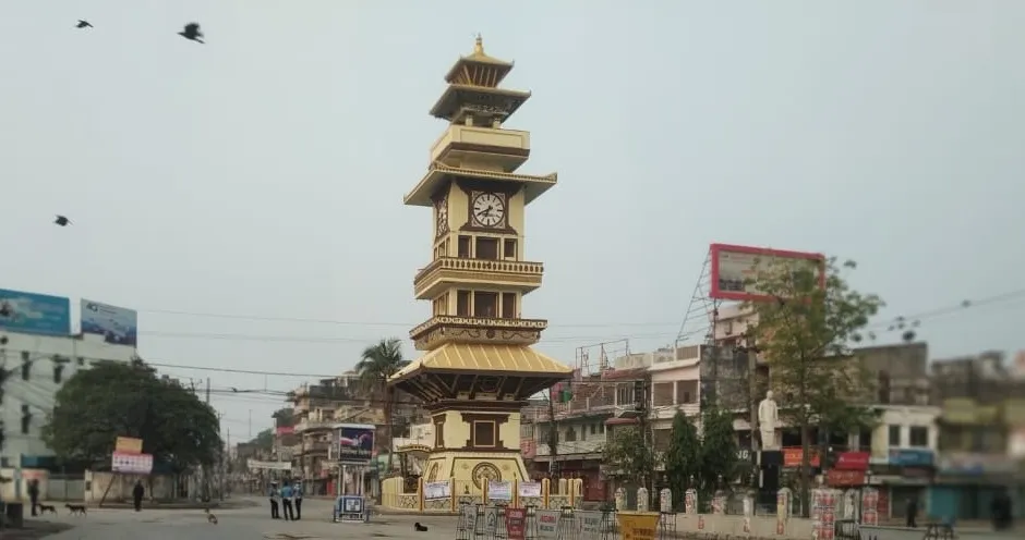 वीरगञ्जको घण्टाघरबाट बत्ती चोरेको आरोपमा दुई जना पक्राउ