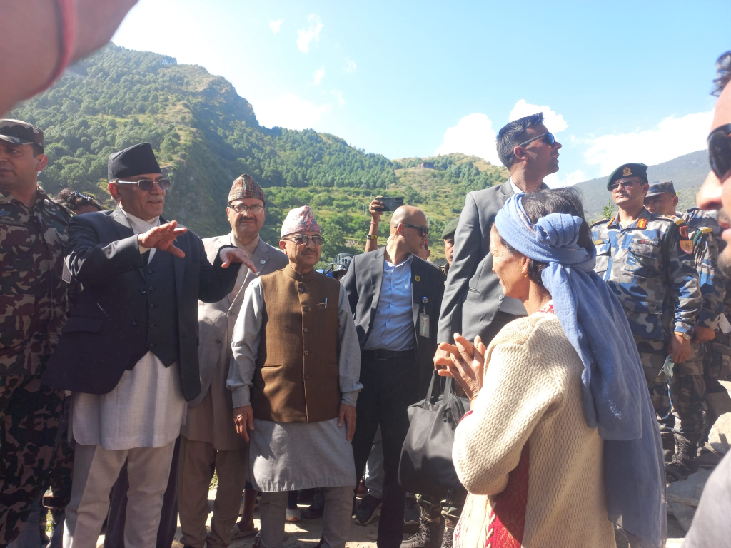 भूकम्पपीडितको अवस्था बुझ्न प्रधानमन्त्री प्रचण्ड बझाङमा