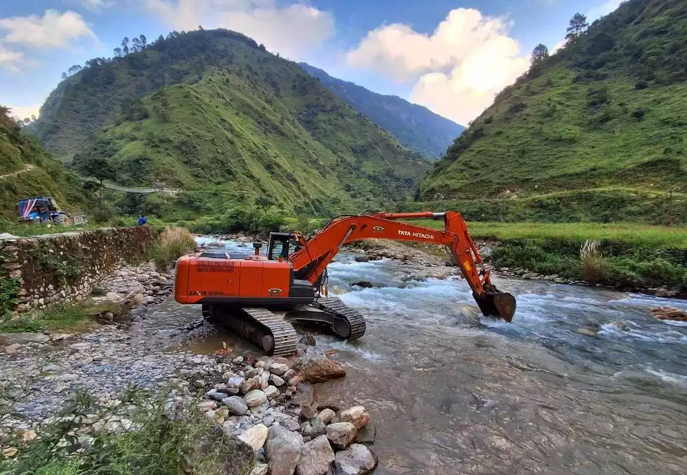 बागलुङमा चार महिनादेखि अवरुद्ध सडक खुल्दा स्थानीय खुसी