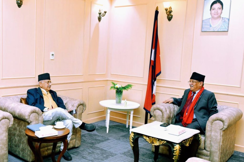 प्रधानमन्त्री दाहाल र अध्यक्ष ओलीबीच सिंहदरबारमा भेटवार्ता