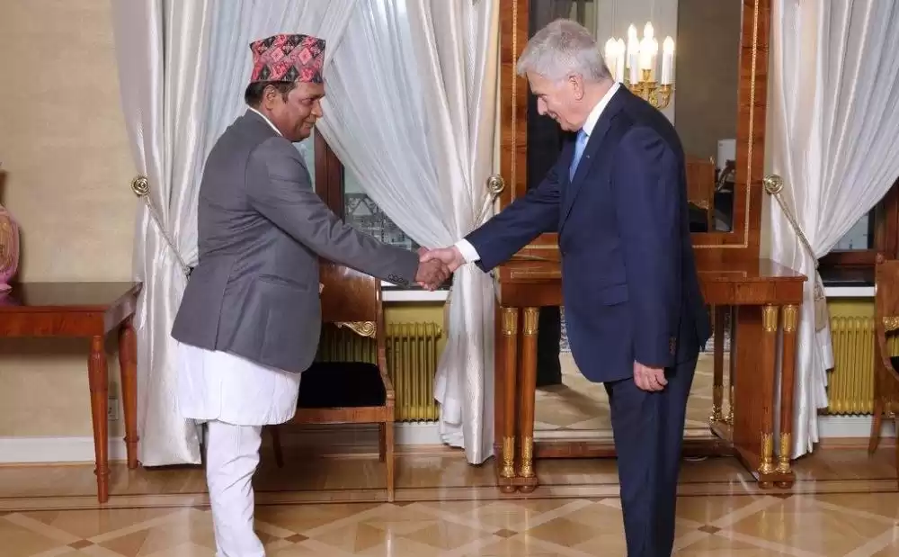 गैरआवासीय राजदूत रायद्वारा फिनल्याण्डका राष्ट्रपतिसमक्ष ओहोदाको प्रमाणपत्र प्रस्तुत