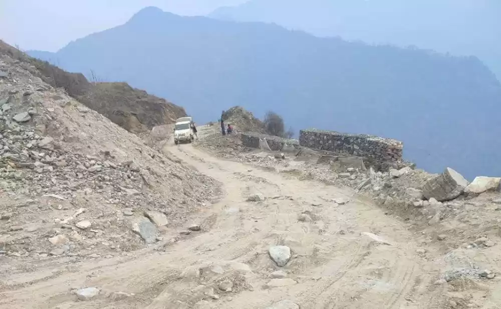 बारपाक–लाप्राक सडकखण्ड झन्डै तीन महिनादेखि अवरुद्ध