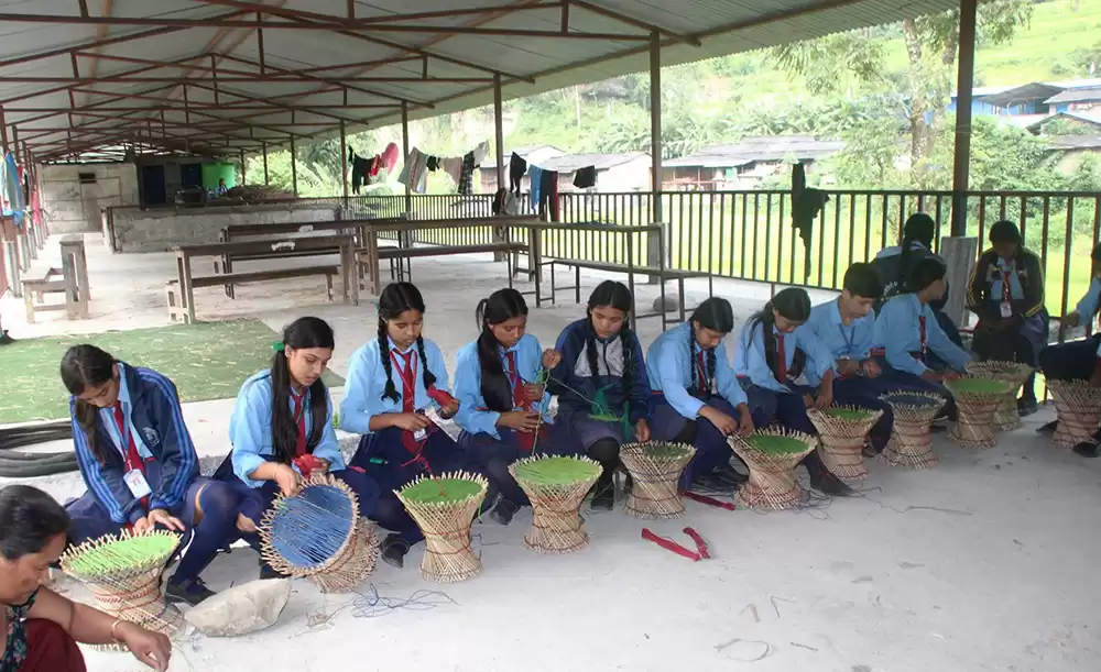 पढ्दै सिक्दै कार्यक्रमः ‘मुढा बुन्ने सीप सिक्दै विद्यार्थी’