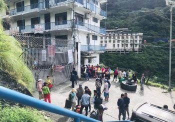 सिन्धुपाल्चोकको तातोपानी नाकामा स्थानीय र सशस्त्र प्रहरी बीच झडप (भिडियोसहित)