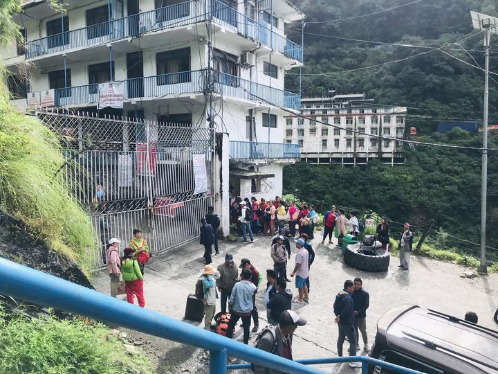 सिन्धुपाल्चोकको तातोपानी नाकामा स्थानीय र सशस्त्र प्रहरी बीच झडप (भिडियोसहित)