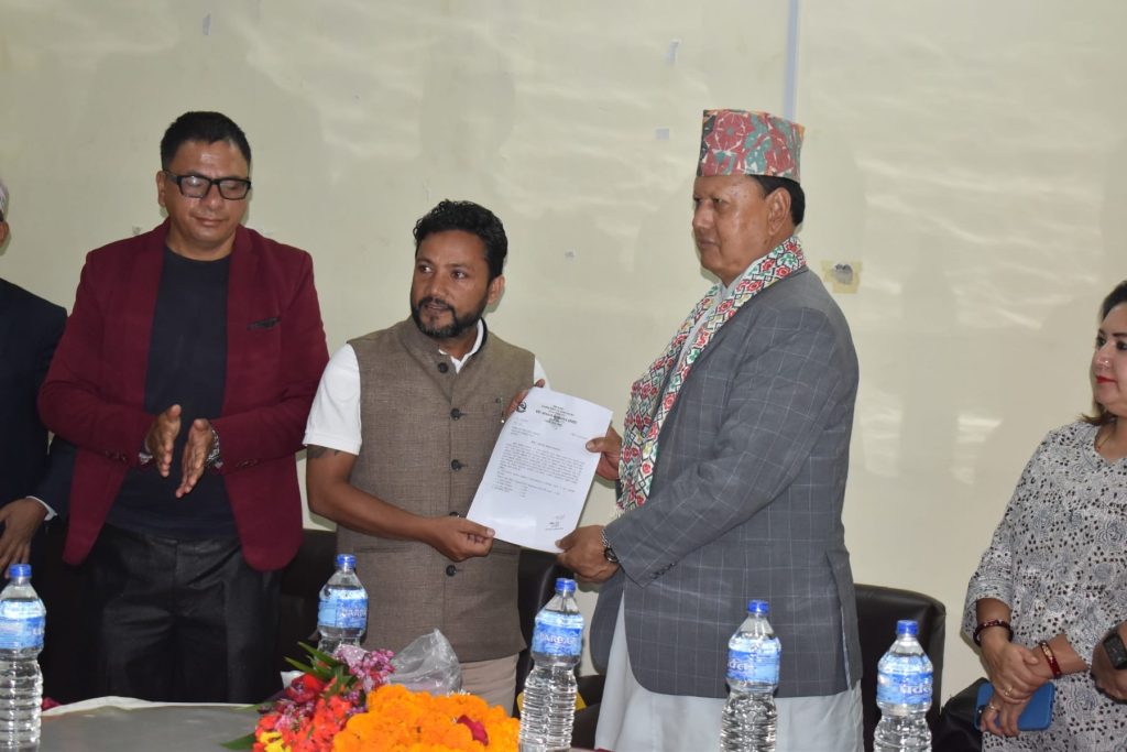 स्वास्थ्यमन्त्री बस्नेतद्वारा पर्वत अस्पताल निरीक्षण