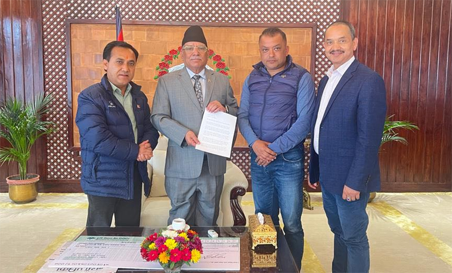 भूकम्प प्रभावित क्षेत्रबाट फर्केपछि प्रधानमन्त्रीलाई गगन र विश्वप्रकाशको ११ बुँदे ध्यानाकर्षण