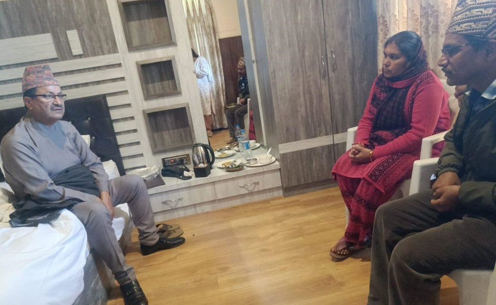 खोजबिनको माग गर्दै विपिनका बुबाआमाले भेटे परराष्ट्रमन्त्री साउदलाई