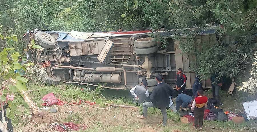 घाँसीकुवामा रात्रि बस दुर्घटना दुईको मृत्यु, ३४ घाइते