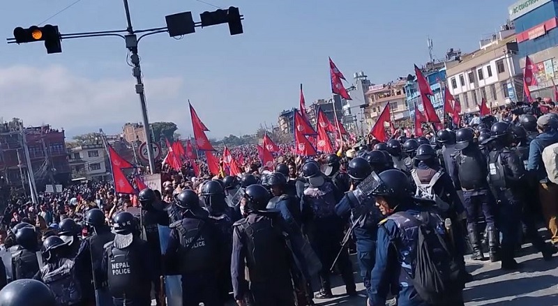 तीनकुने क्षेत्रमा गाडी चल्न थाले, बल्खुमा भने प्रदर्शनकारी अझै सडकमै