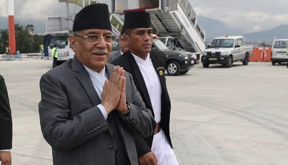 स्वास्थ्यकर्मीको टोलीसहित प्रधानमन्त्री प्रचण्ड भूकम्प प्रभावित क्षेत्रतर्फ