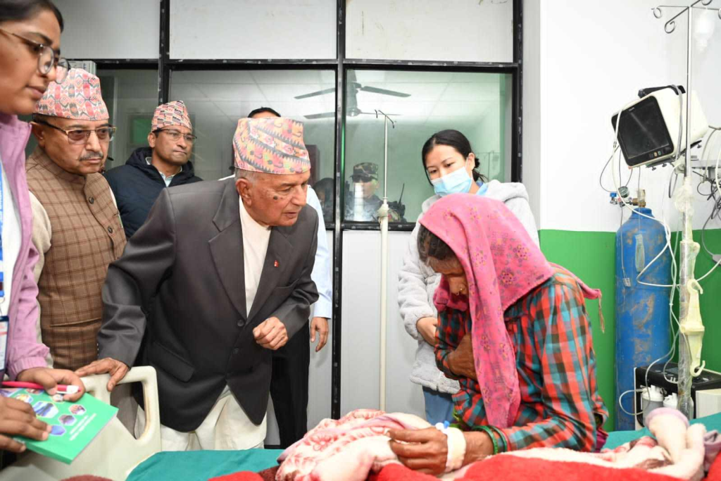 राष्ट्रपति पौडेल जाजरकोट अस्पतालमा घाइतेहरूसँग