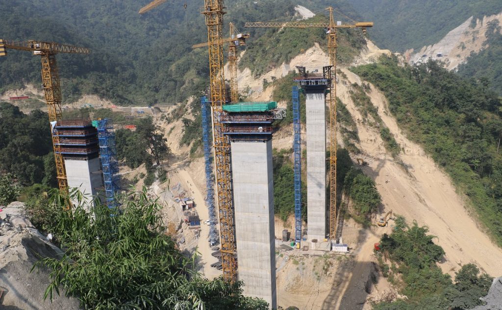 सडक पूर्वाधार विकासमा सेनाको सक्रियता