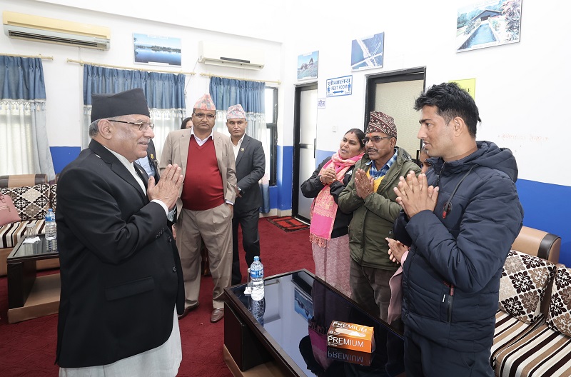 प्रधानमन्त्री प्रचण्डद्वारा विपिन जोशीका अभिभावकसँग भेट