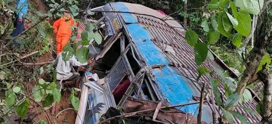 पोखरा जाँदै गरेको बस तनहुँमा दुर्घटना, १८ यात्रु घाइते