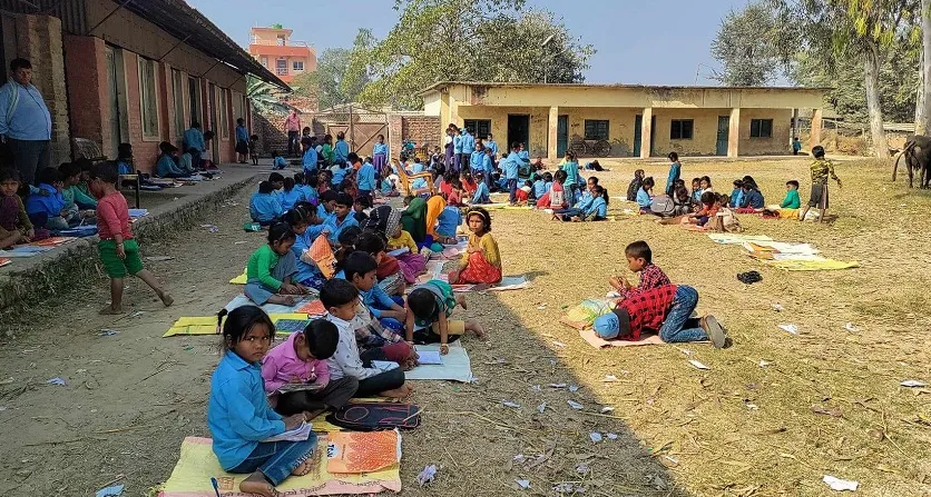 विद्यालयमा उचित व्यवस्थापन नहुँदा बालबालिका भुइँमा बसेर पढ्न बाध्य