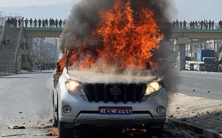 मन्त्री प्रकाश ज्वालालाई निकालेर ईपीएस आन्दोलनकारीले जलाए गाडी