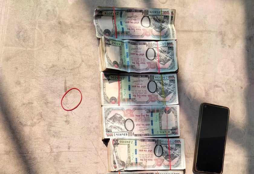 नक्कली नोटसहित एक महिला पक्राउ