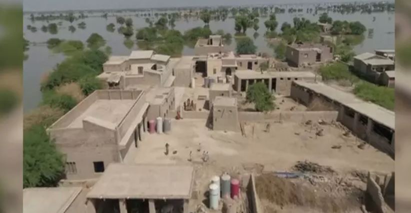 पाकिस्तानको सिन्ध प्रान्तका बाढी पीडितहरू राहतको पर्खाइमा