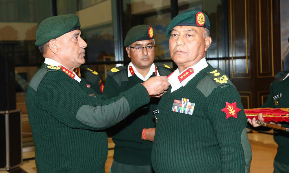 प्रधान सेनापतिद्वारा अशोक सिग्देललाई रथीको दर्ज्यानी चिन्ह प्रदान