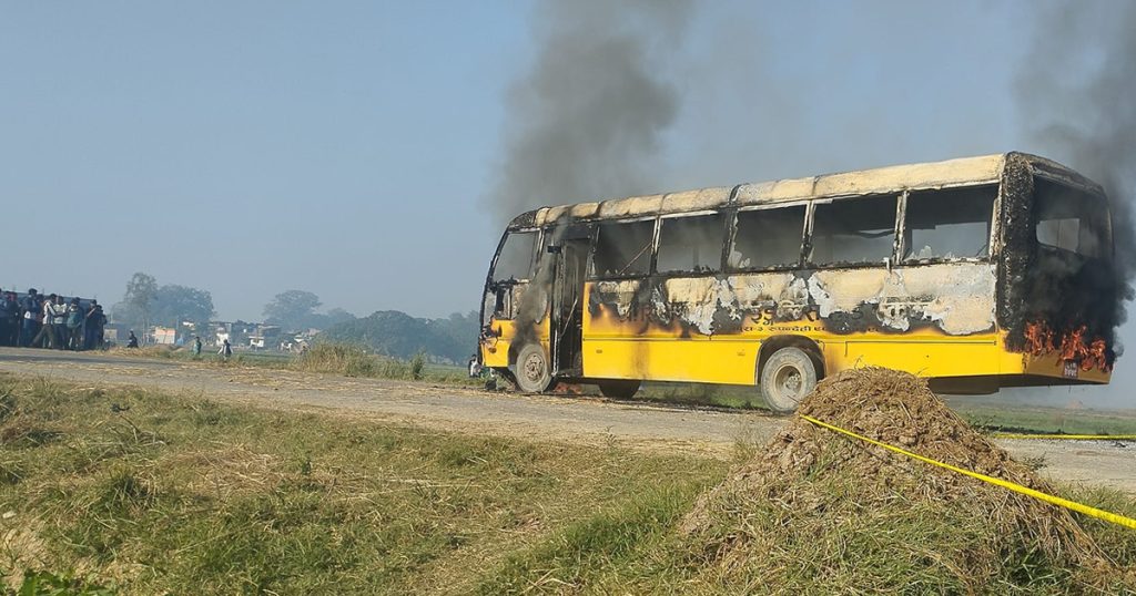 स्कुल बसको ठक्करबाट २ जनाको मृत्यु, स्थानीयद्वारा बसमा आगजनी