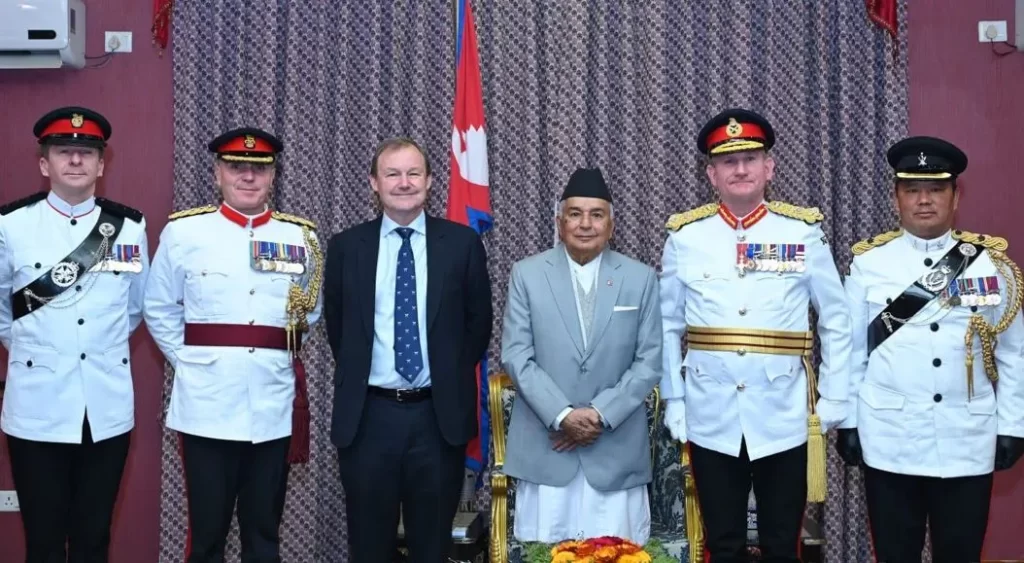 बेलायती सेनाको टोलीद्वारा गोर्खा विग्रेडको प्रतिवेदन प्रस्तुत