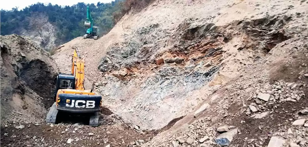 ढुङ्गा उत्खननले पानीका मुहान सुक्दै