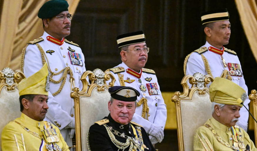 सुल्तान इब्राहिमद्वारा मलेसियाको सत्रौँ राजाको रूपमा शपथ ग्रहण