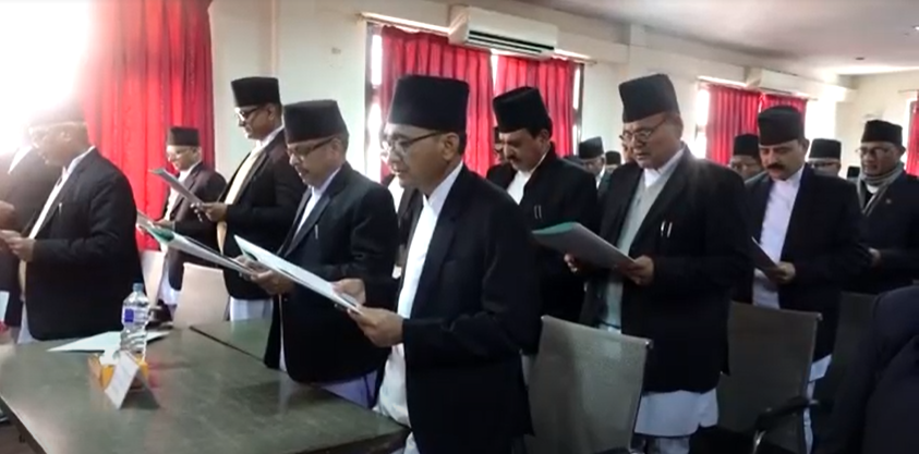 उच्च अदालतका न्यायाधीशले लिए शपथ