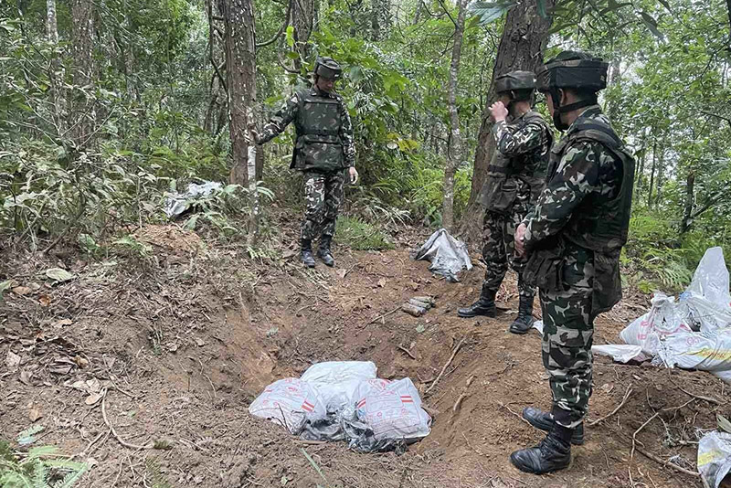 सेनाद्वारा ६५ वटा विस्फोटक पदार्थ निष्क्रिय