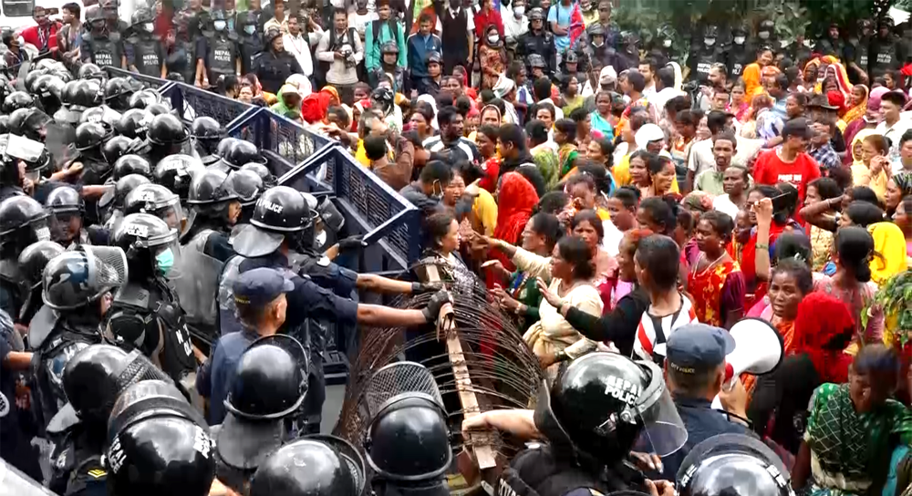 लघुवित्त पीडितहरू र प्रहरीबीच बालुवाटारमा झडप