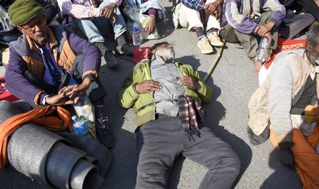 सिंहदरबार जान नपाएपछि सडकमै सुते मिटरब्याज पीडित