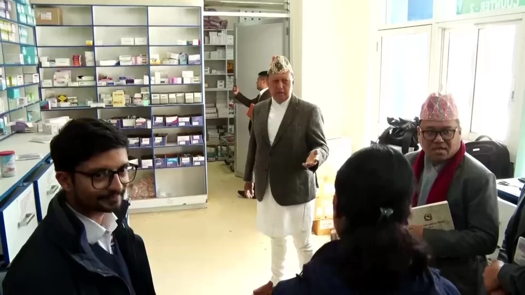 स्वास्थ्यमन्त्रीद्वारा वीर अस्पतालको अनुगमन