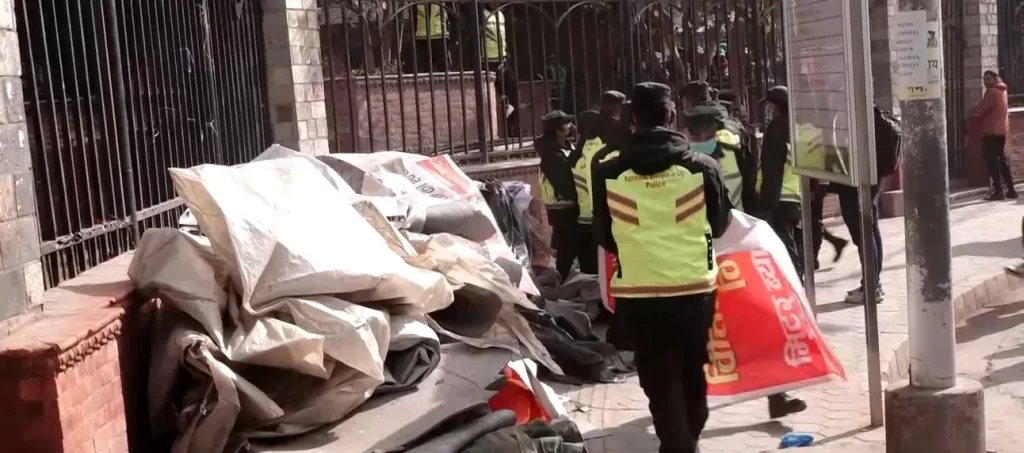 शान्तिबाटीकामा काठमाडौं महानगरको ताला,धर्नामा बसेकाहरूलाई हटाइयो