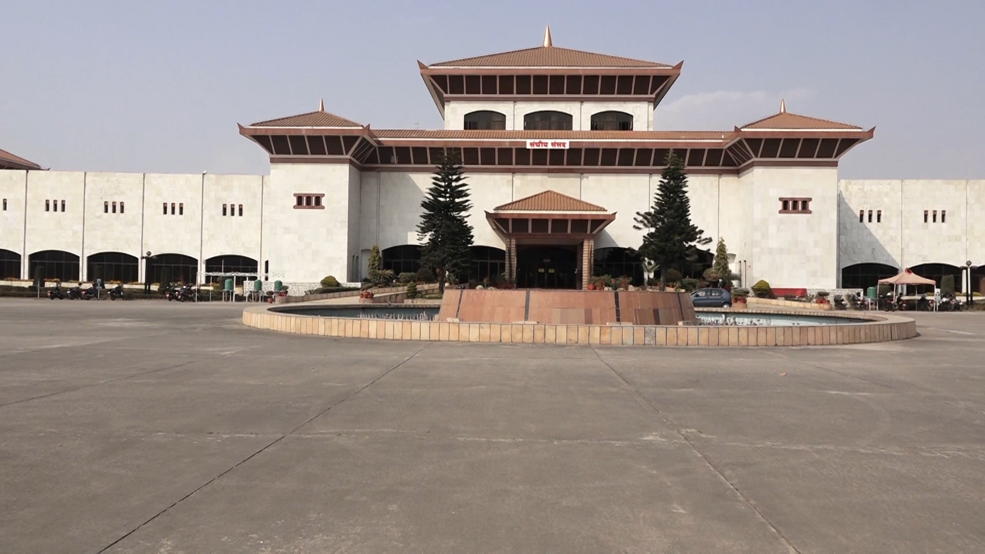 प्रहरीले सिंहदरबार र संसद् भवन नयाँ बानेश्वर अगाडिको फुटपाथमा हिँड्न रोक लगायो