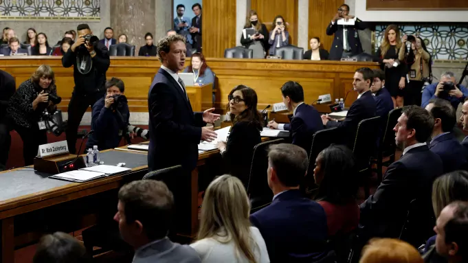 फेसबुकका सीईओ जुकरबर्गले किन मागे माफी ?