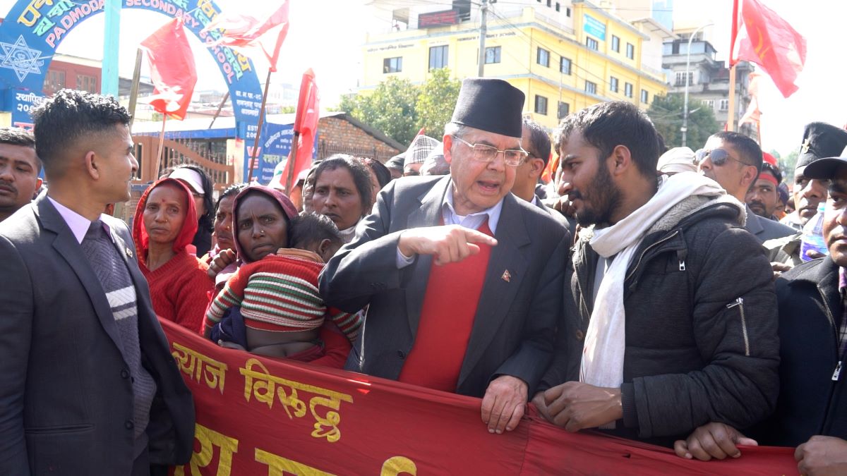 मिटरब्याज पीडितहरूको आन्दोलनमा पूर्वप्रधानमन्त्री खनालको ऐक्यबद्धता