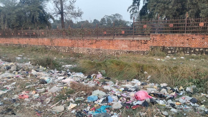 जभाभाबी फोहोर फाल्दा लुम्बिनीको बजार छेत्र र बस्ती छेउमा सही नसक्नु दुर्गन्ध