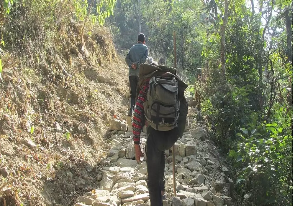 सडक नहुँदा पिठ्यूँमै सामान बोक्दै चुरे क्षेत्रका बासिन्दा