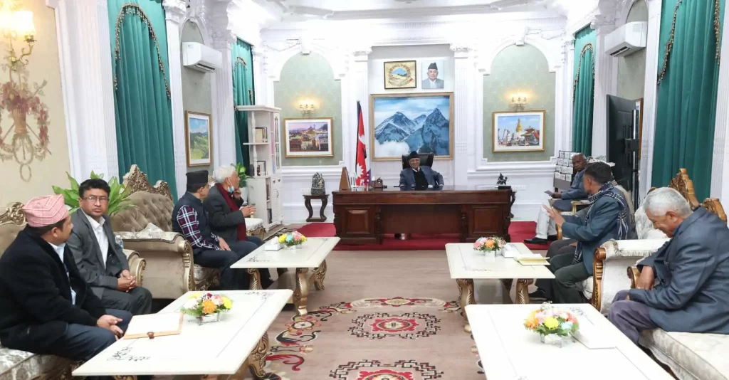 बालुवाटार पुगेका लघुवित्तपीडितले मागे गभर्नर अधिकारीको राजीनामा