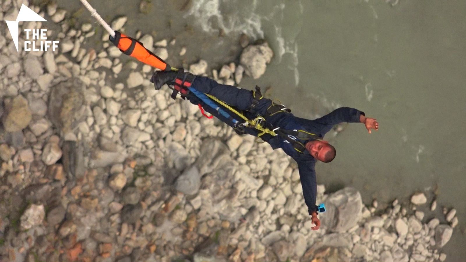 द क्लिफमा ‘कमाण्डो’ तालिम अन्तर्गत नेपाल प्रहरीका प्रशिक्षार्थी बञ्जी जम्प गर्दै