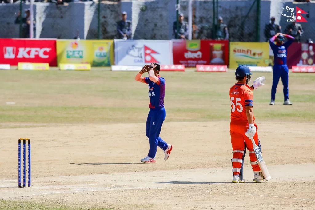 कुशल मल्लले लिए एकै ओभरमा नेदरल्याण्ड्सको दुई विकेट