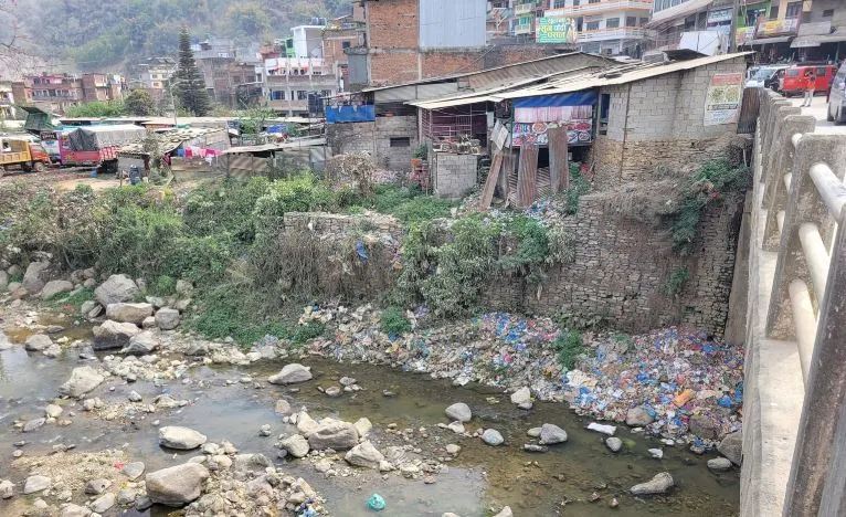 अतिक्रमणको चपेटामा चुँदीखोला