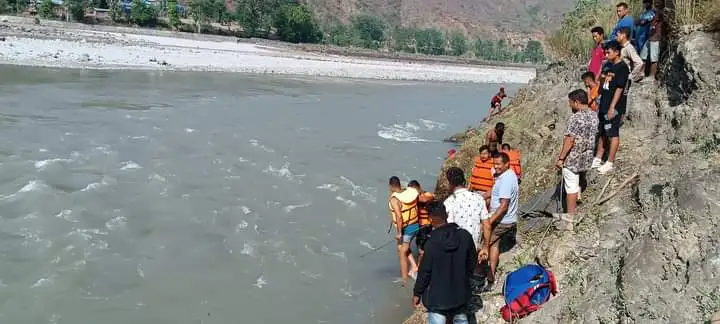 सुनकोशी नदीमा हराइरहेका बालबालिका खोज्न गोताखोर परिचालन