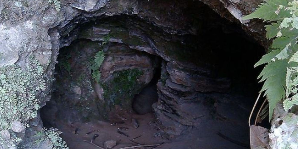 पर्वतको कुर्घामा सय मिटर लामो गुफा भेटियो
