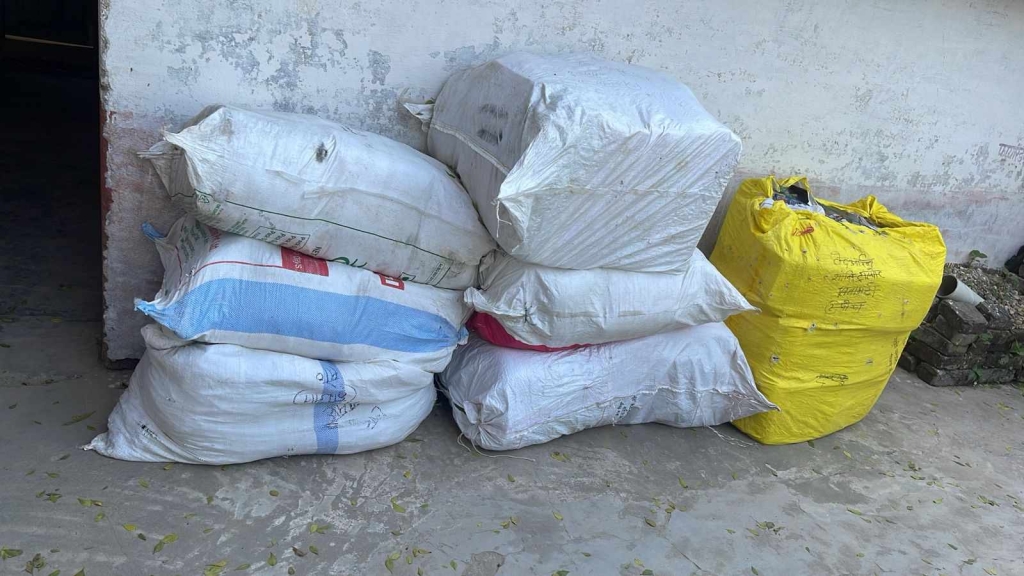 सशस्त्र प्रहरीद्वारा अवैध बराबरको कपडा बरामद